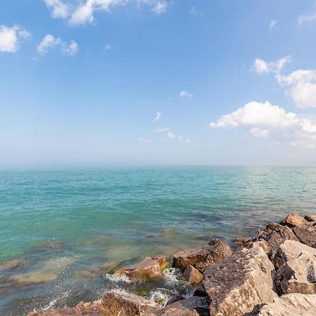 Globalstay Modern Townhomes In Lakeshore Steps To The Beach Хамилтън Екстериор снимка
