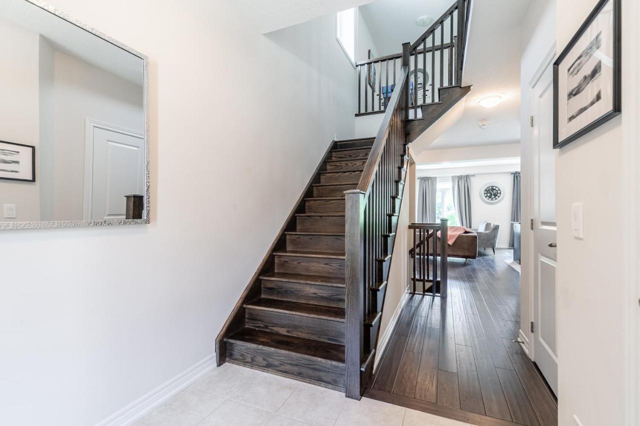 Globalstay Modern Townhomes In Lakeshore Steps To The Beach Хамилтън Екстериор снимка