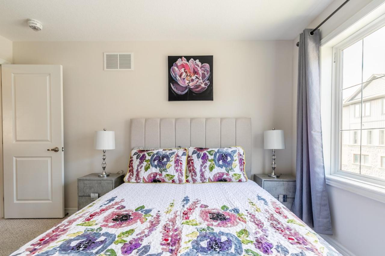 Globalstay Modern Townhomes In Lakeshore Steps To The Beach Хамилтън Екстериор снимка