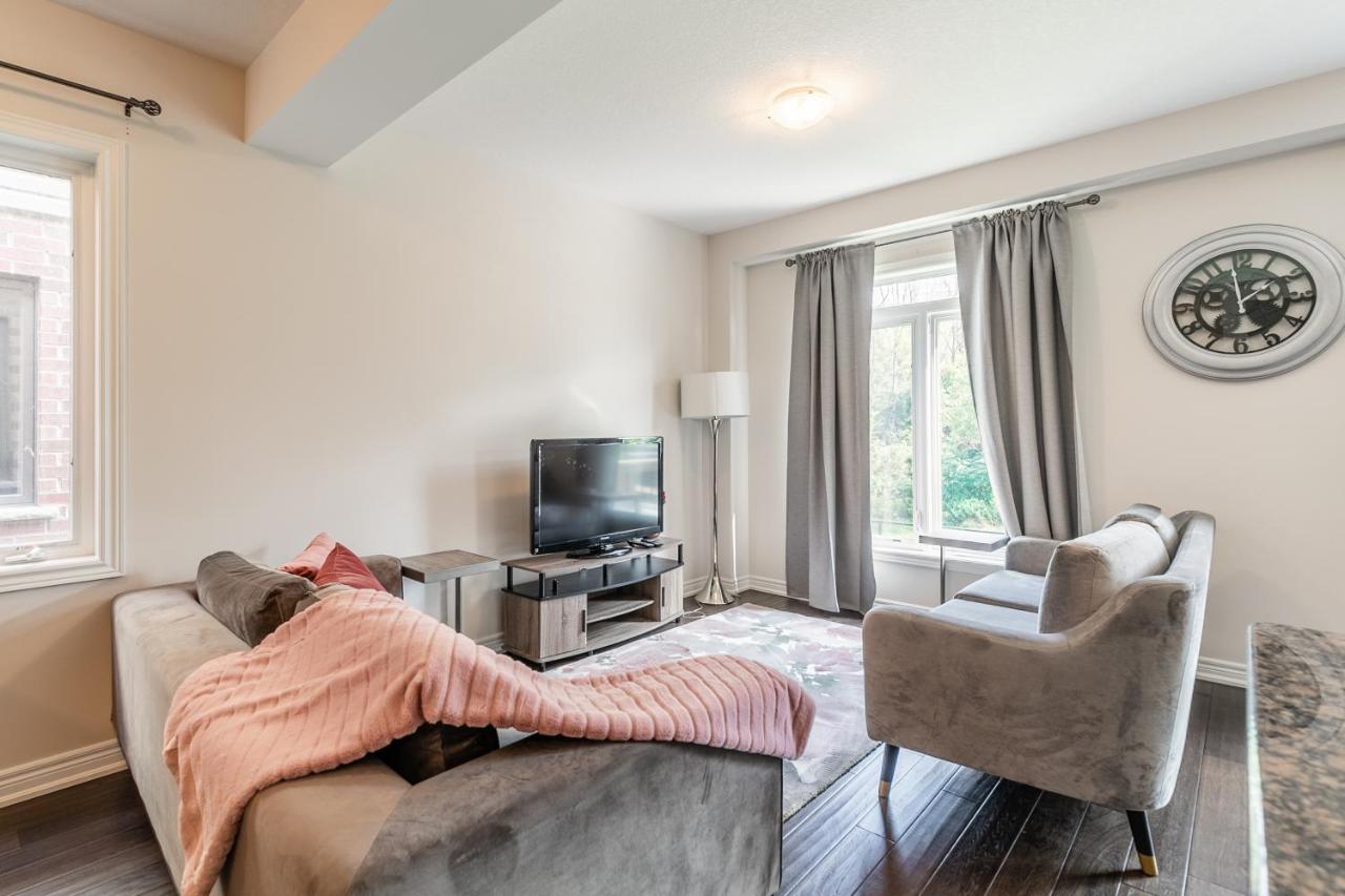 Globalstay Modern Townhomes In Lakeshore Steps To The Beach Хамилтън Екстериор снимка
