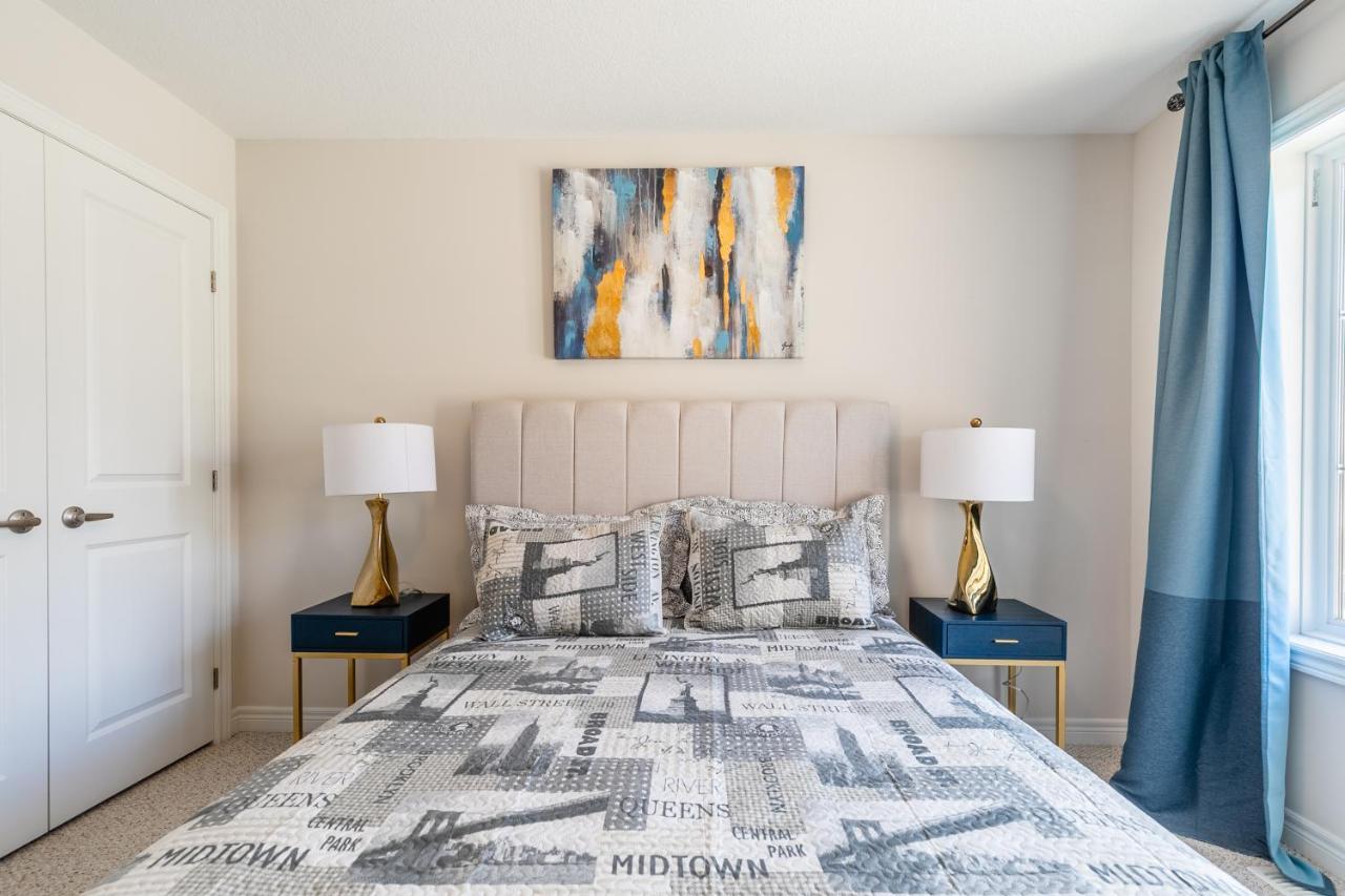 Globalstay Modern Townhomes In Lakeshore Steps To The Beach Хамилтън Екстериор снимка