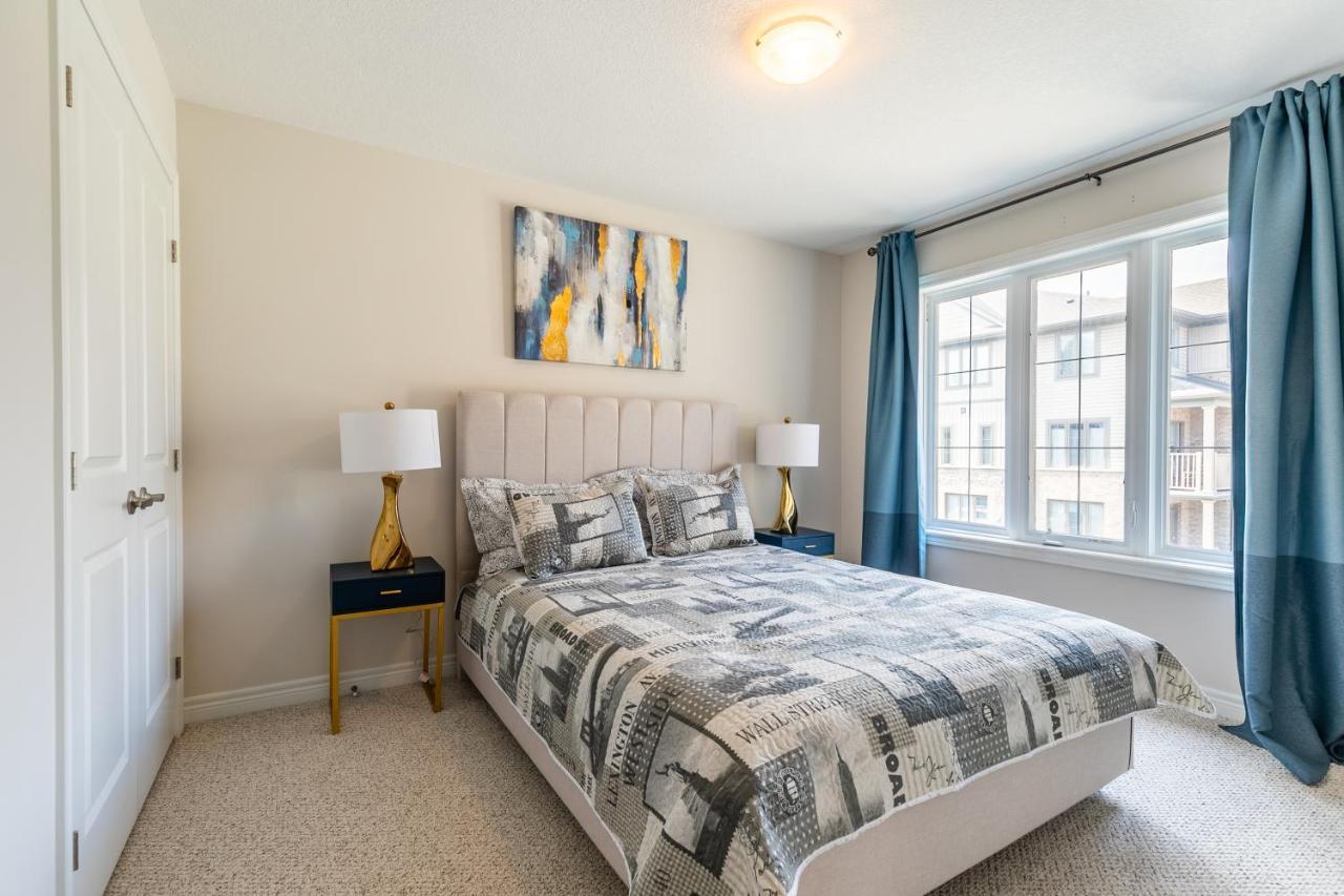 Globalstay Modern Townhomes In Lakeshore Steps To The Beach Хамилтън Екстериор снимка