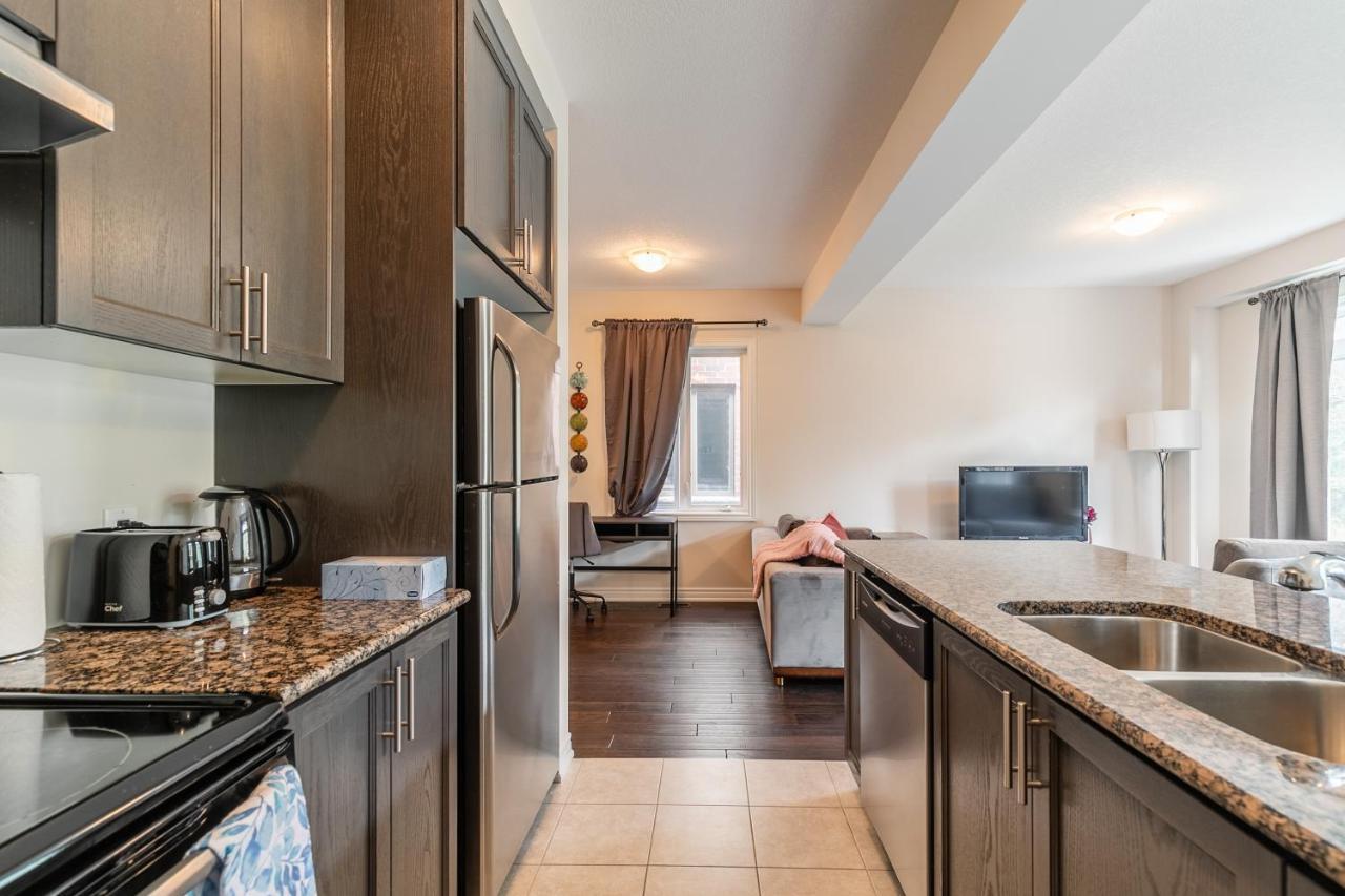 Globalstay Modern Townhomes In Lakeshore Steps To The Beach Хамилтън Екстериор снимка