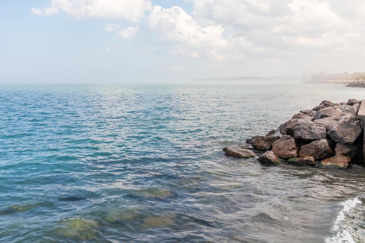 Globalstay Modern Townhomes In Lakeshore Steps To The Beach Хамилтън Екстериор снимка