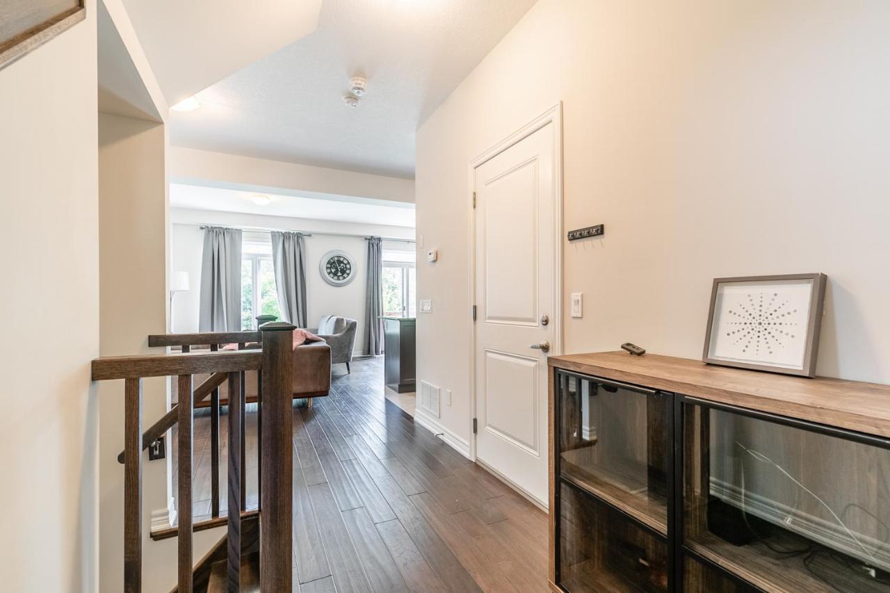 Globalstay Modern Townhomes In Lakeshore Steps To The Beach Хамилтън Екстериор снимка