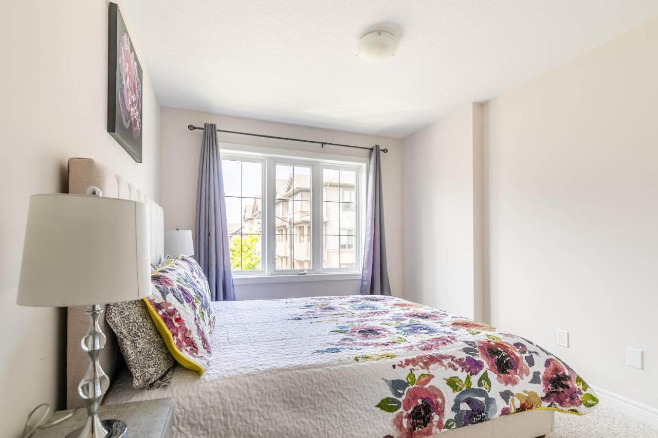 Globalstay Modern Townhomes In Lakeshore Steps To The Beach Хамилтън Екстериор снимка