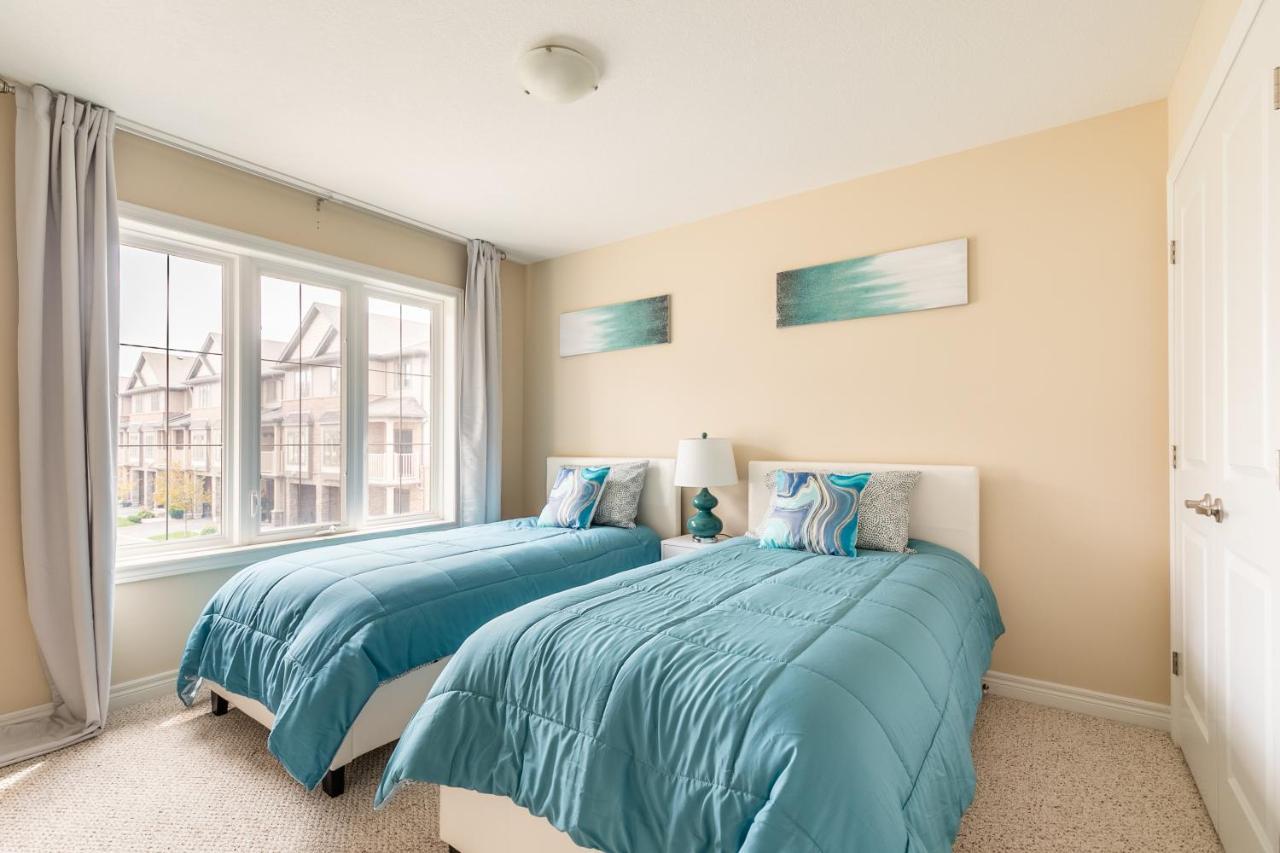 Globalstay Modern Townhomes In Lakeshore Steps To The Beach Хамилтън Екстериор снимка