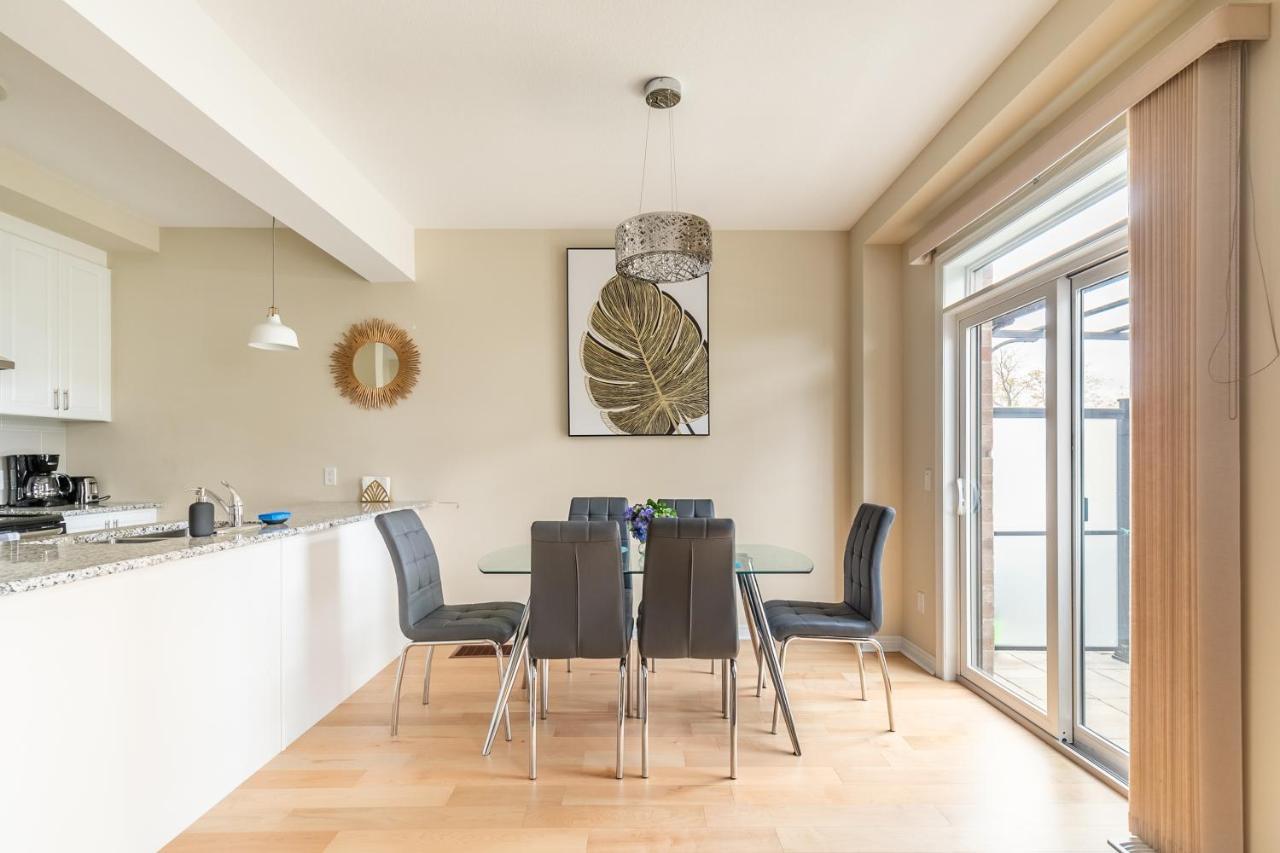 Globalstay Modern Townhomes In Lakeshore Steps To The Beach Хамилтън Екстериор снимка
