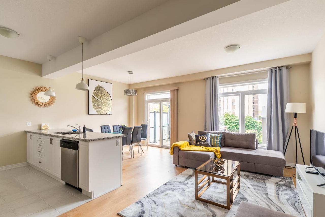 Globalstay Modern Townhomes In Lakeshore Steps To The Beach Хамилтън Екстериор снимка