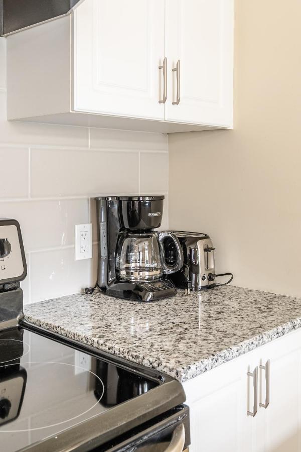 Globalstay Modern Townhomes In Lakeshore Steps To The Beach Хамилтън Екстериор снимка