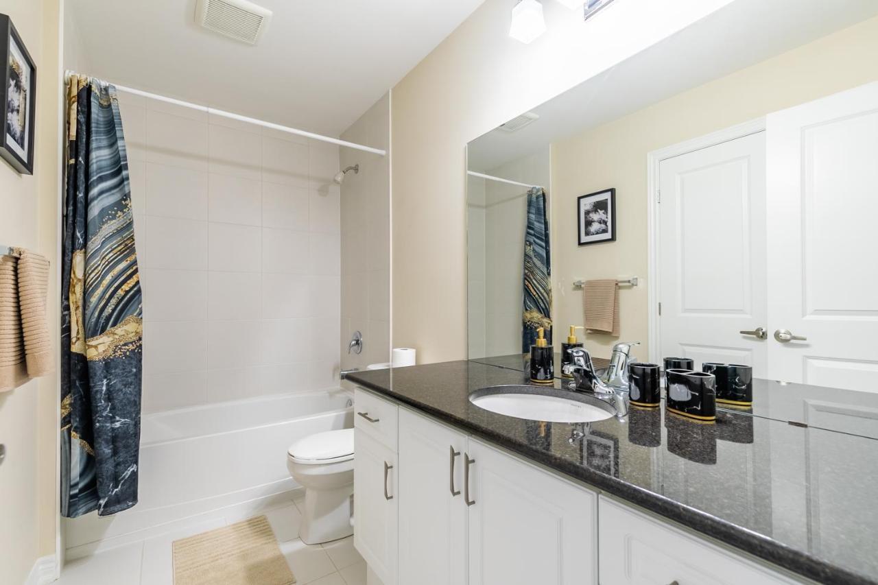 Globalstay Modern Townhomes In Lakeshore Steps To The Beach Хамилтън Екстериор снимка