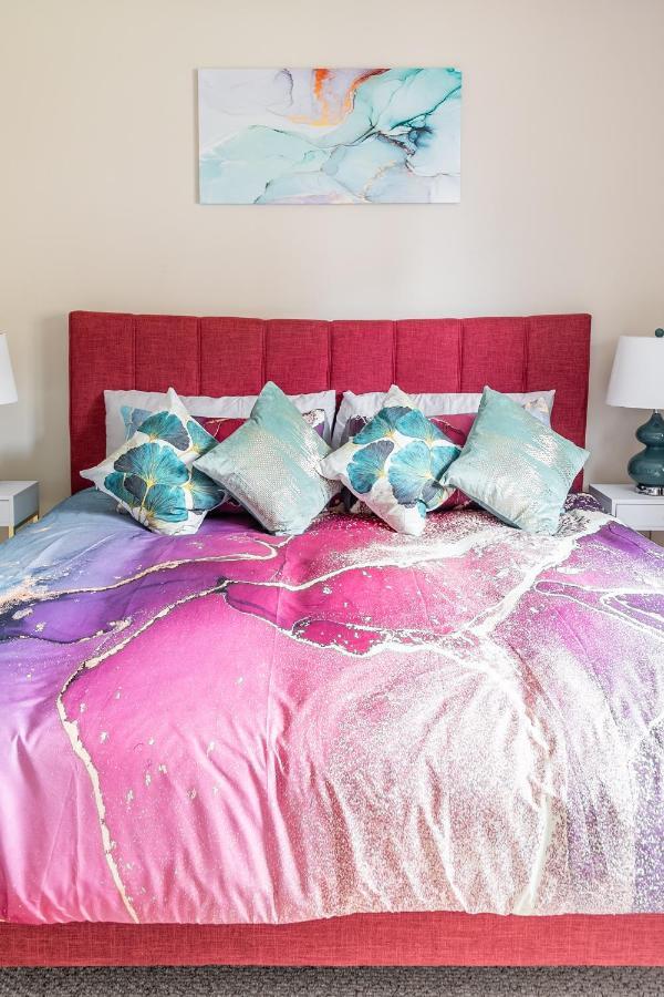 Globalstay Modern Townhomes In Lakeshore Steps To The Beach Хамилтън Екстериор снимка