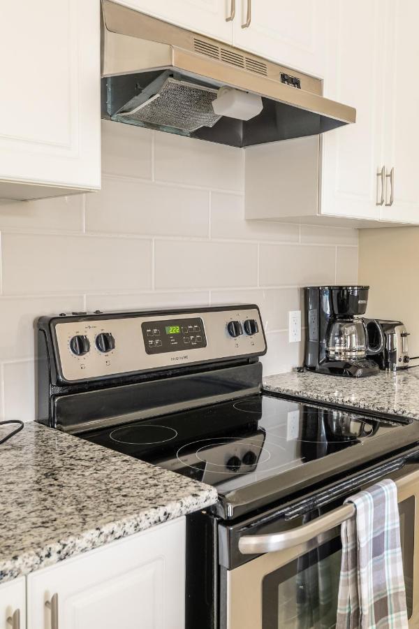 Globalstay Modern Townhomes In Lakeshore Steps To The Beach Хамилтън Екстериор снимка