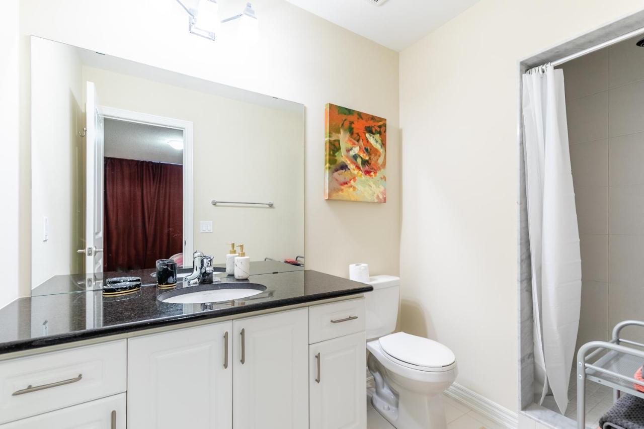 Globalstay Modern Townhomes In Lakeshore Steps To The Beach Хамилтън Екстериор снимка