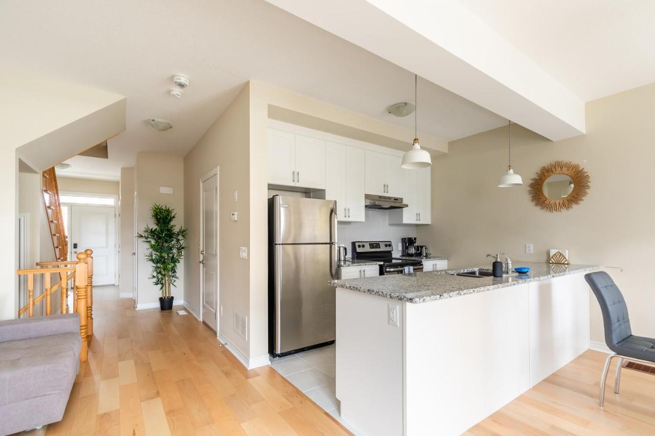 Globalstay Modern Townhomes In Lakeshore Steps To The Beach Хамилтън Екстериор снимка