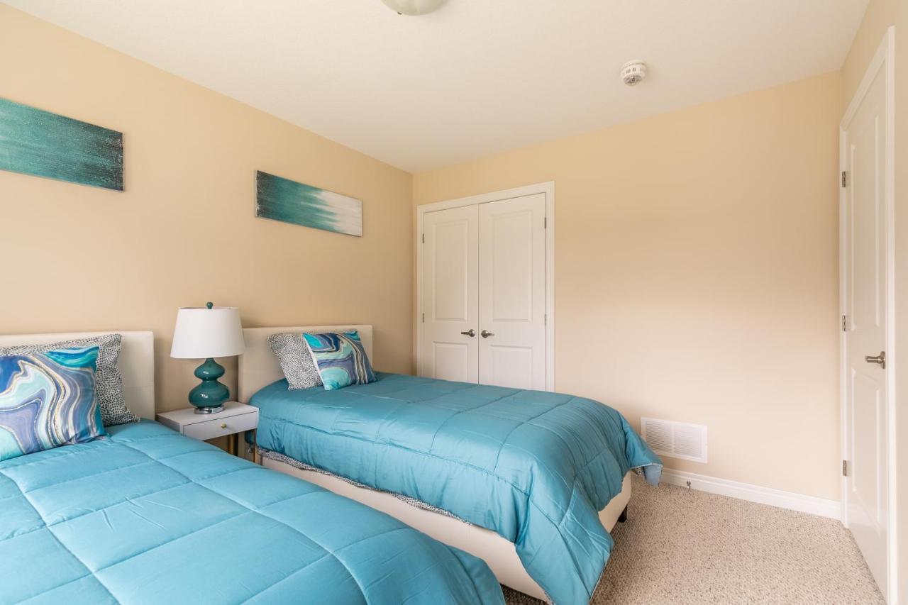 Globalstay Modern Townhomes In Lakeshore Steps To The Beach Хамилтън Екстериор снимка
